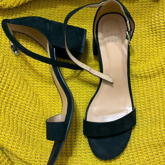 White Lace Flats - Picture 2 of 3